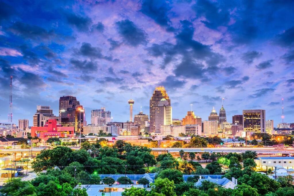 Walk To The Alamodome! Sleeps 6, Pet Friendly Lägenhet San Antonio Exteriör bild